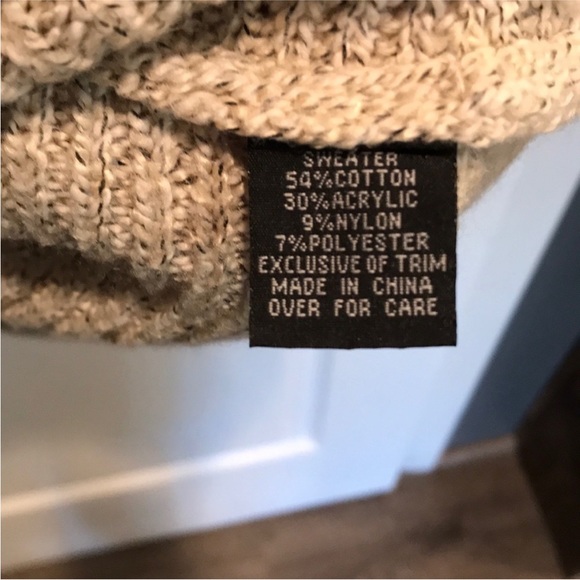 Sweater with rhinestone detail in shoulders - Picture 5 of 7